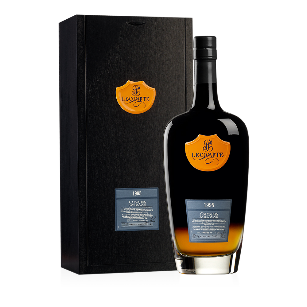 Lecompte Calvados Pays d'Auge Millésime 1995 Jahrgangsflasche Geschenkbox 70 cl / 40 % Frankreich – Flasche mit Verpackung