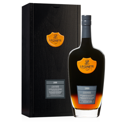 Lecompte Calvados Pays d'Auge Millésime 1999 Jahrgangsflasche Geschenkbox 70 cl / 40 % Frankreich – Flasche mit Verpackung