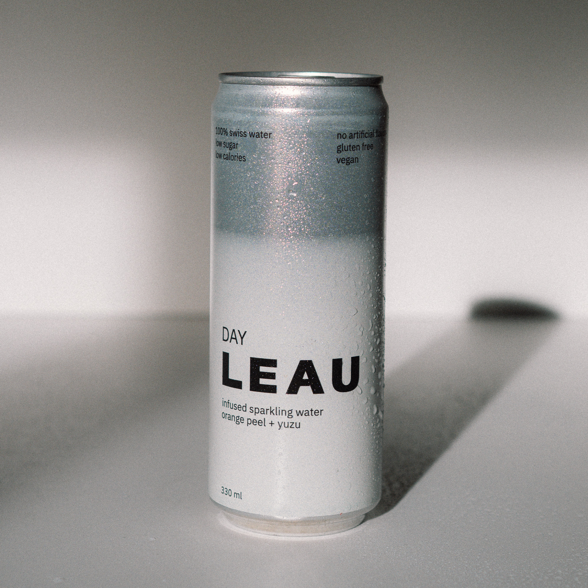 LEAU DAY Orange Peel & Yuzu Infused Sparkling Water Dose 330 ml Schweiz – Ansicht 1