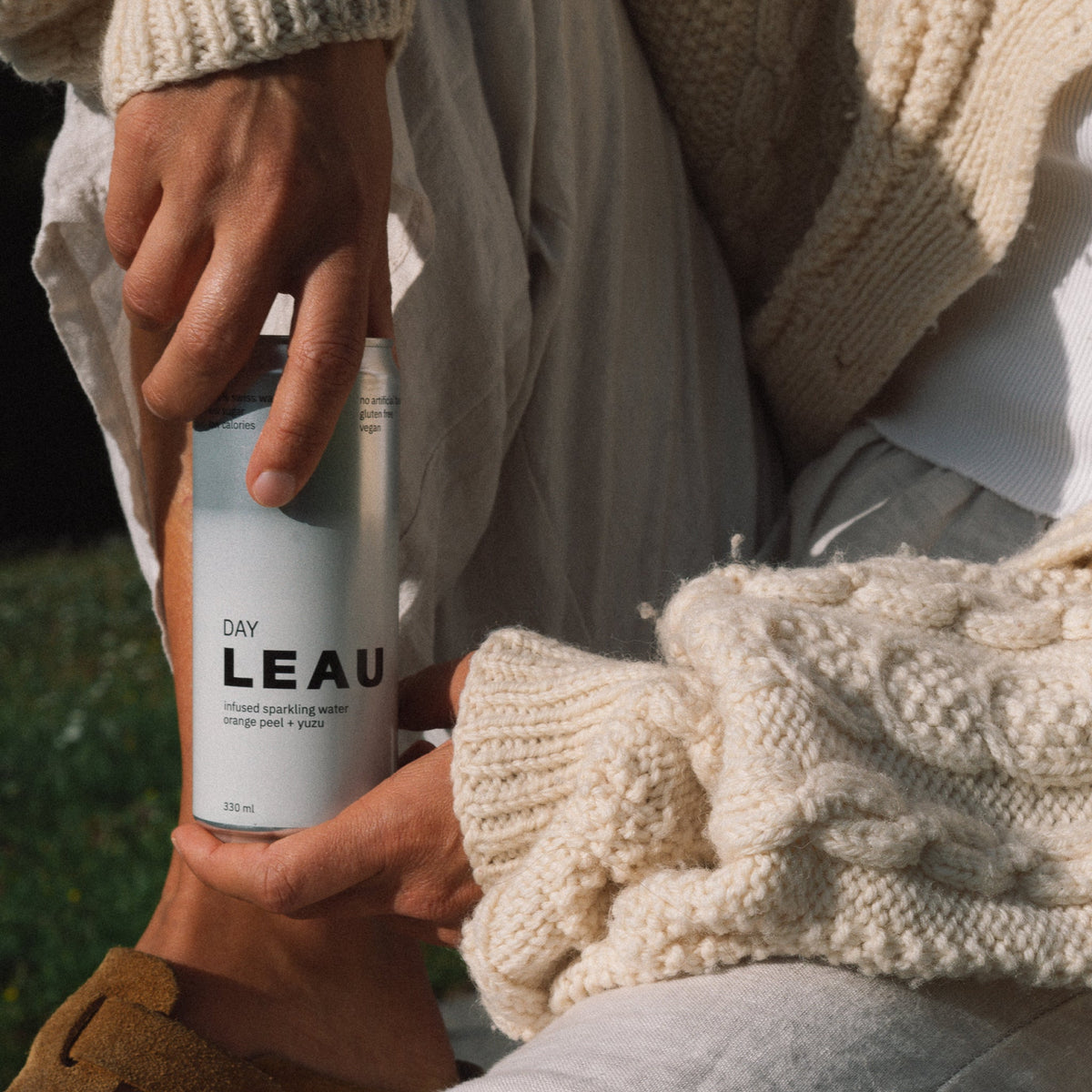 LEAU DAY Orange Peel & Yuzu Infused Sparkling Water Dose Kiste 24 x 330 ml Schweiz – Ansicht 2